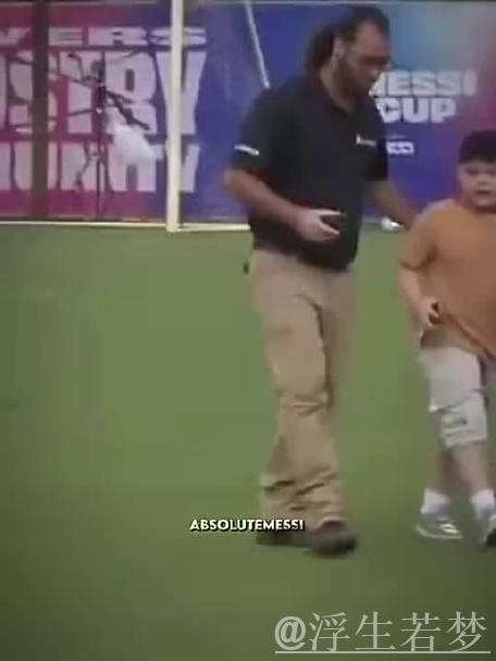 梅西看到小球迷被拦想合影，主动示意让他过来